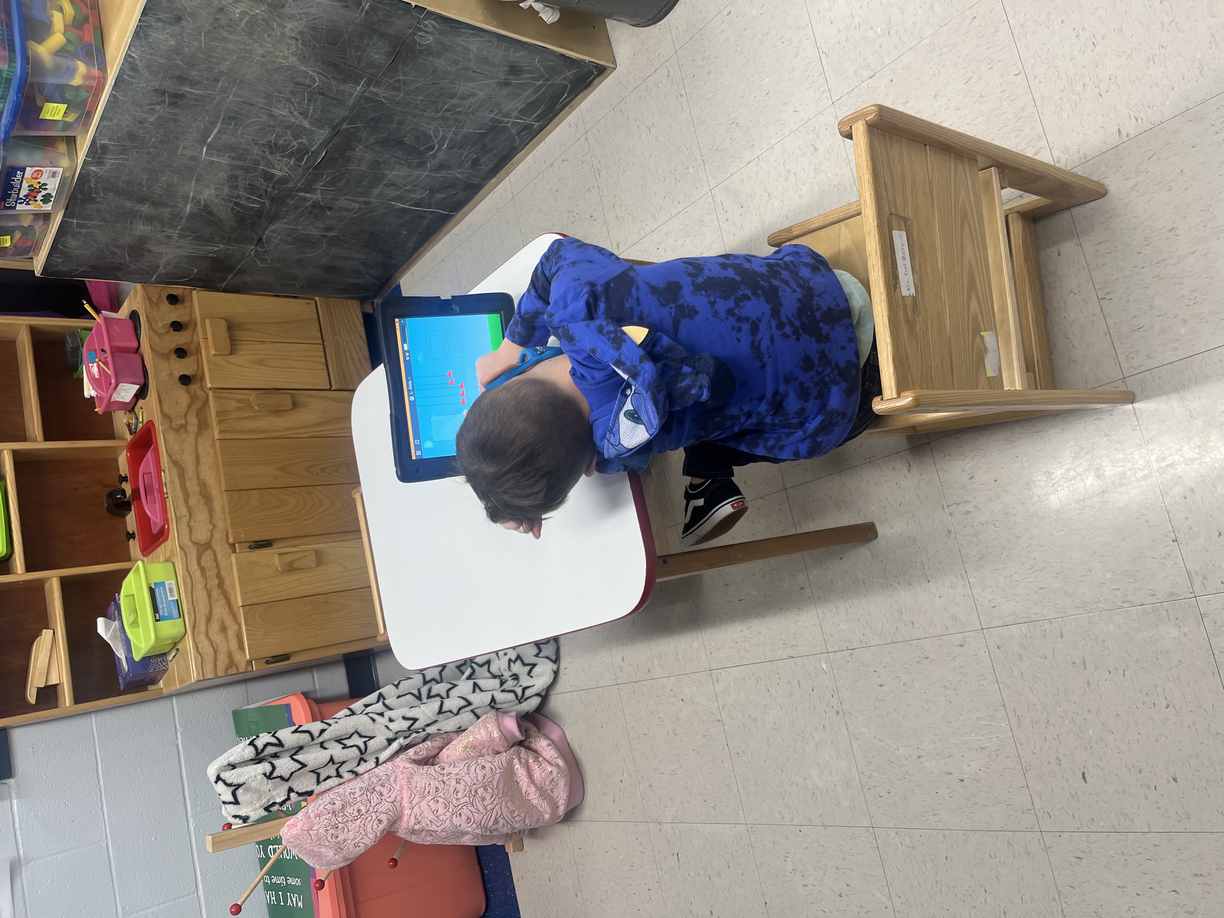 Kinder student on STmath