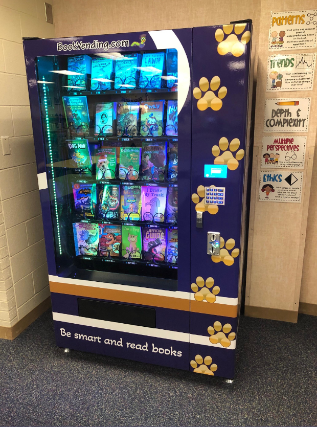 Pic of front of Helotes Book Vending Machine full of books